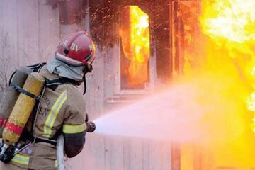 نجات 100 نفر از آتش‌سوزی یک هتل در مشهد / جزئیات