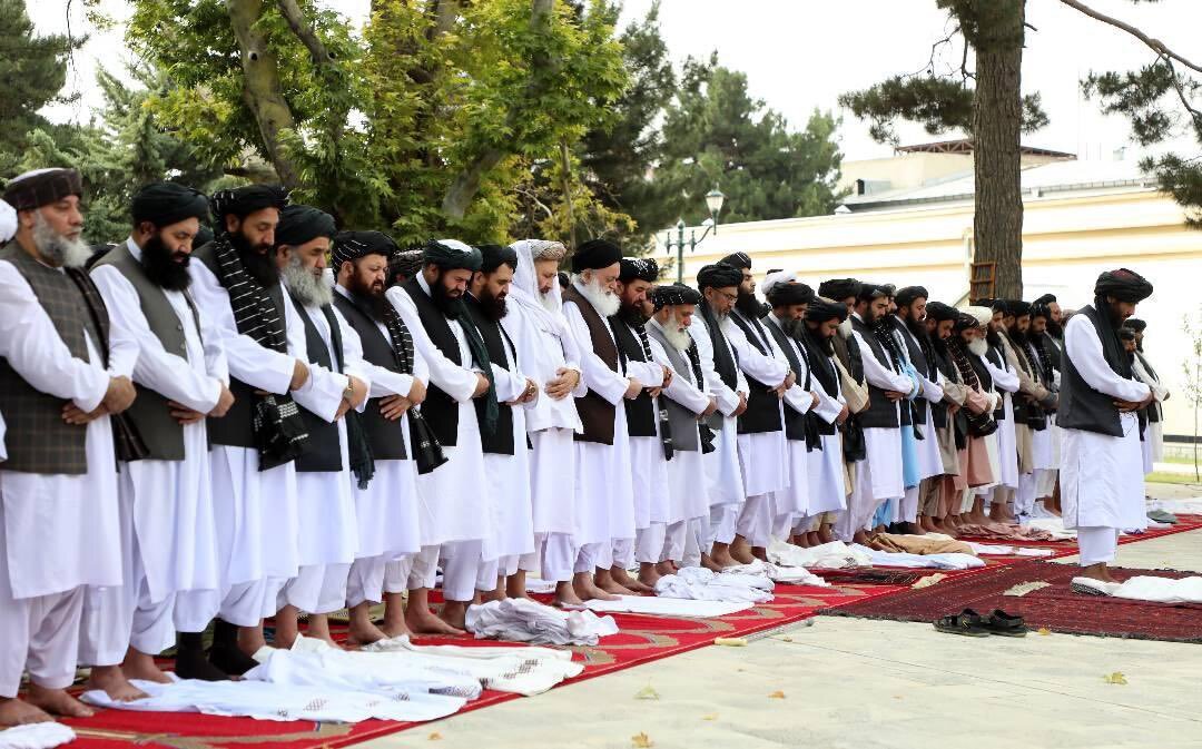 نماز سوال‌برانگیز مقام‌های ارشد طالبان/عکس