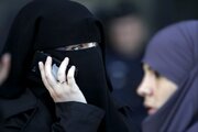 ببینید | فیلمی از حمله پلیس فرانسه به زن محجبه و برداشتن حجاب از سر او