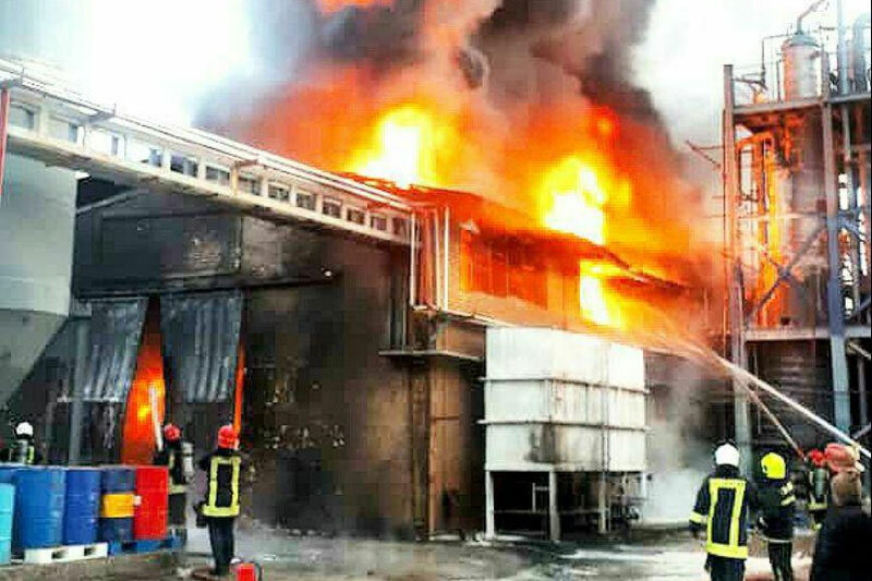 ببینید | اولین تصاویر از آتش‌سوزی ترسناک در شرکت تولید پلاستیک در شهرستان شوش!