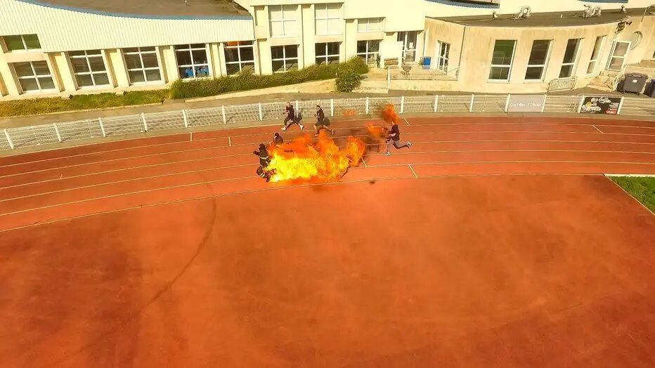 عجیب‌ترین رکورد گینس؛ دویدن با لباسی از آتش/ عکس