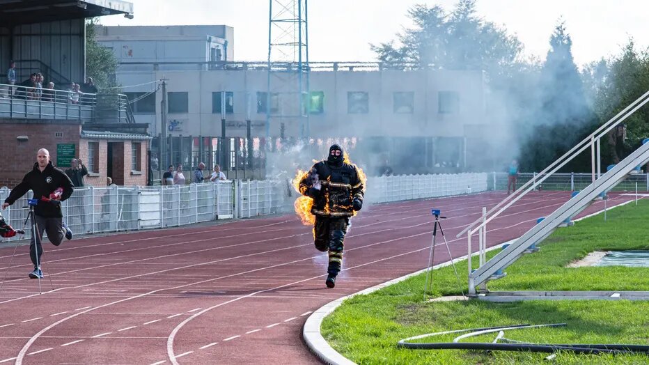 عجیب‌ترین رکورد گینس؛ دویدن با لباسی از آتش/ عکس