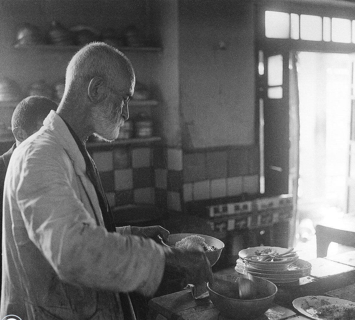 غذاخوری ۸۳ ساله در تهران؛ ۳ جوان با ۳۰۰ تومان مرشد را امتحان کردند/ «نسیه داده میشود، حتی به جنابعالی»