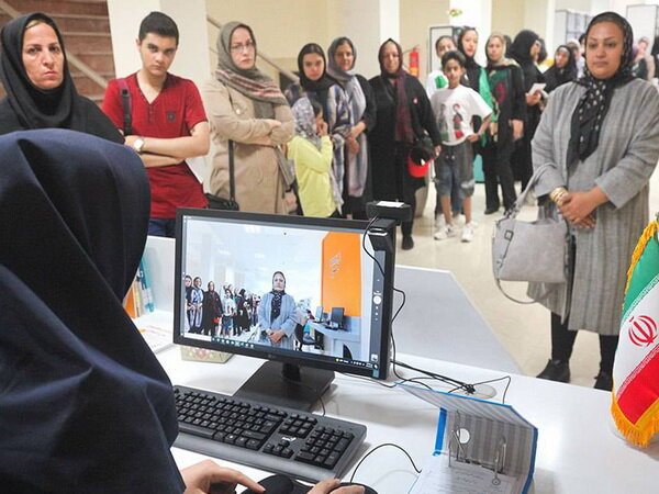 تصاویر صف های طولانی برای ثبت نام کتابخانه عمومی در سهند تبریز