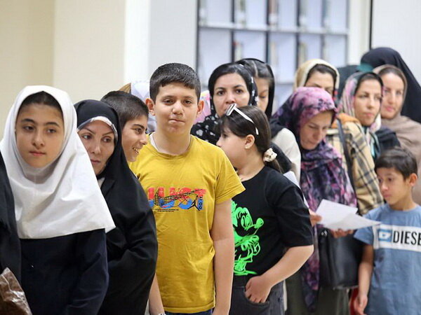 تصاویر صف های طولانی برای ثبت نام کتابخانه عمومی در سهند تبریز