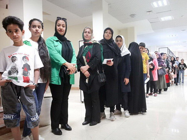 تصاویر صف های طولانی برای ثبت نام کتابخانه عمومی در سهند تبریز