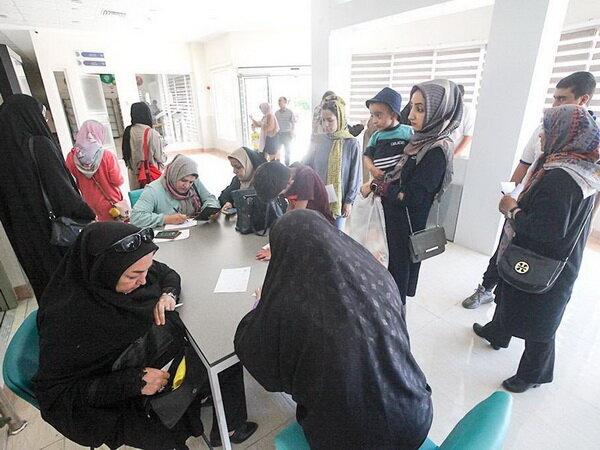 تصاویر صف های طولانی برای ثبت نام کتابخانه عمومی در سهند تبریز