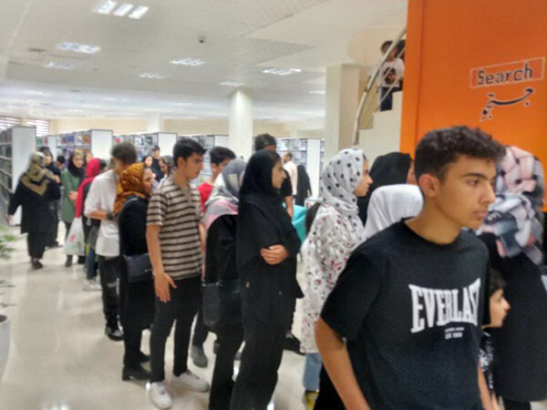 تصاویر صف های طولانی برای ثبت نام کتابخانه عمومی در سهند تبریز