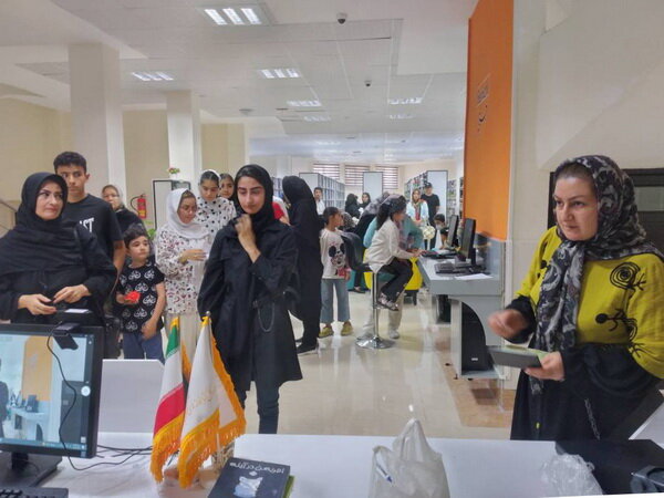 تصاویر صف های طولانی برای ثبت نام کتابخانه عمومی در سهند تبریز