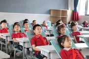 ببینید | آپشن جالب دانش آموزان چینی؛ خوابیدن وسط کلاس درس