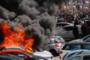 ببینید | جدیدترین خرابکاری معترضان فرانسوی: آتش‌زدن پارکینگ خودروهای نو!