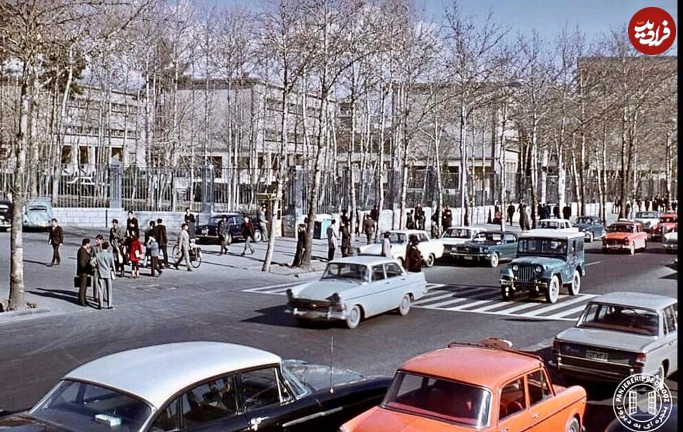 ۲ عکس منحصر به فرد از خیابان انقلاب مقابل دانشگاه تهران؛ دهه ۴۰