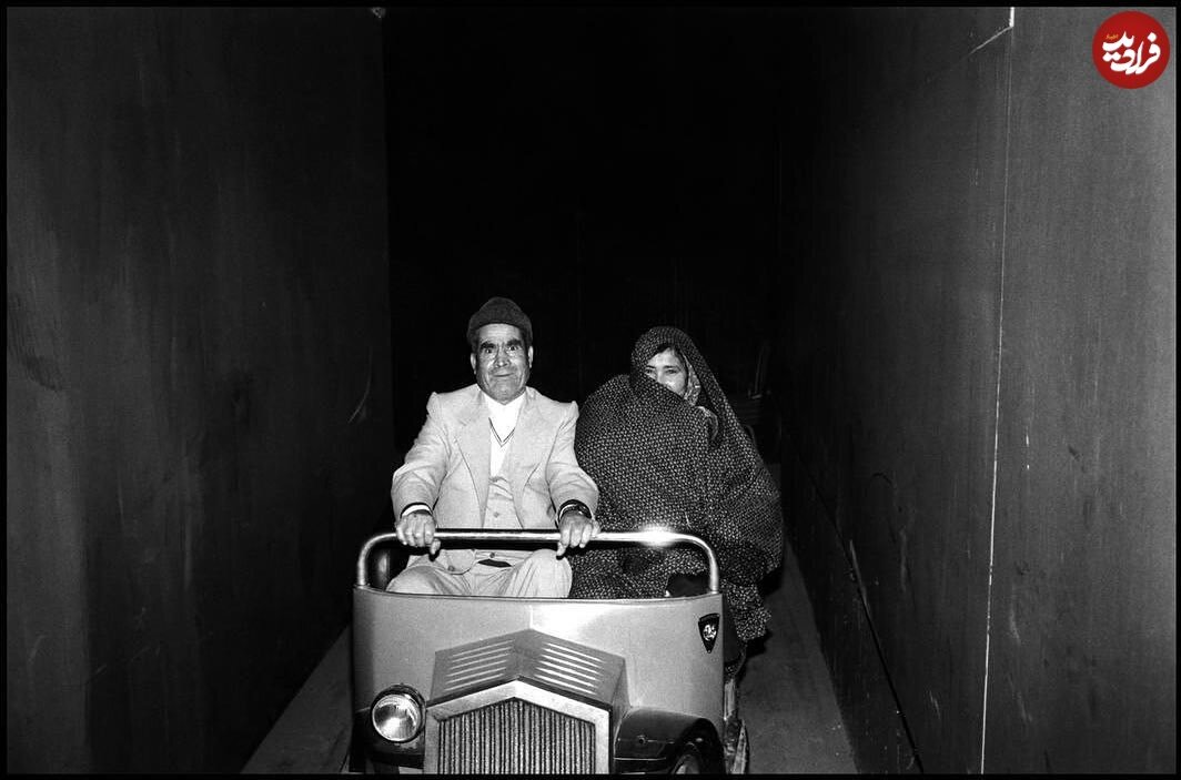 تصویر زیرخاکی از یک زوج مسن در تونل وحشت پارک ارم؛ سال ۱۳۵۸/ عکس