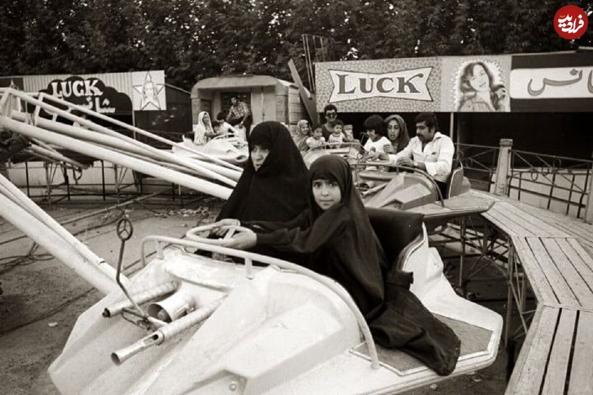 تصویر زیرخاکی از یک زوج مسن در تونل وحشت پارک ارم؛ سال ۱۳۵۸/ عکس