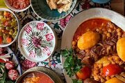 ببینید | تعریف و تمجید بلاگر زن آمریکایی از غذای آب‌گوشت؛ فارسی حرف زدن بامزه عروس خانواده ایرانی