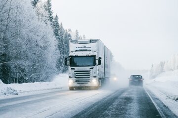 ببینید | لحظه تلخ له کردن پای یک زن توسط کامیون حواس‌پرت!