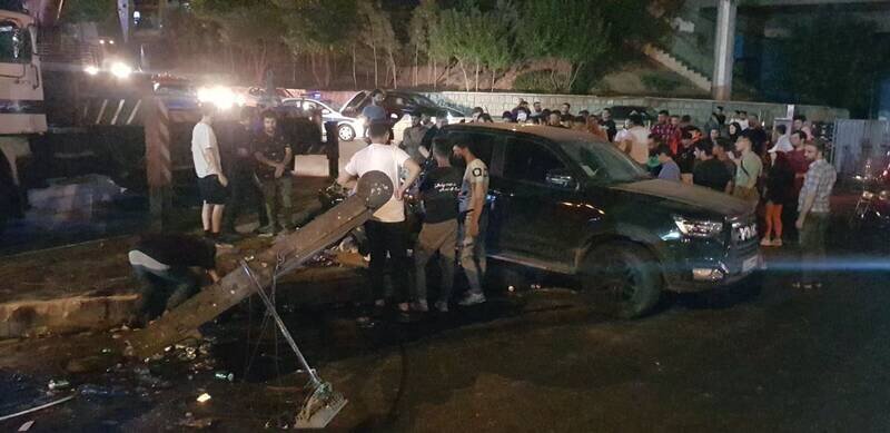 واژگونی کامیونت حمل تیرآهن در خیابان شریعتی/ عکس