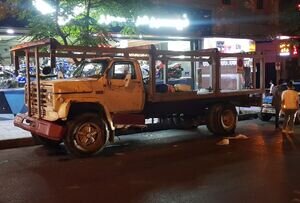 واژگونی کامیونت حمل تیرآهن در خیابان شریعتی/ عکس