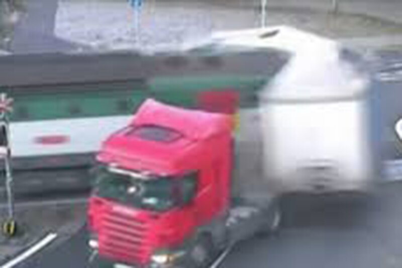 ببینید | وحشت و فرار راننده سواری چند ثانیه پیش از فاجعه؛ لحظه برخورد قطار با کامیون!