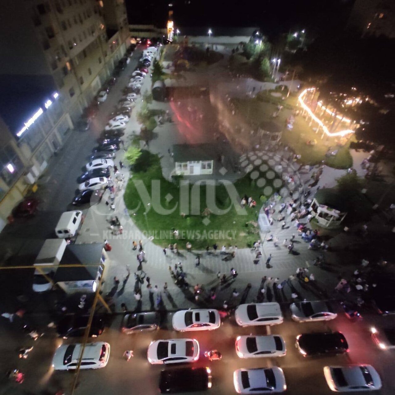 عکس | تصویر جدید از یورش مردم باکو به خیابانها بعد از زلزله ۵/۴ ریشتری