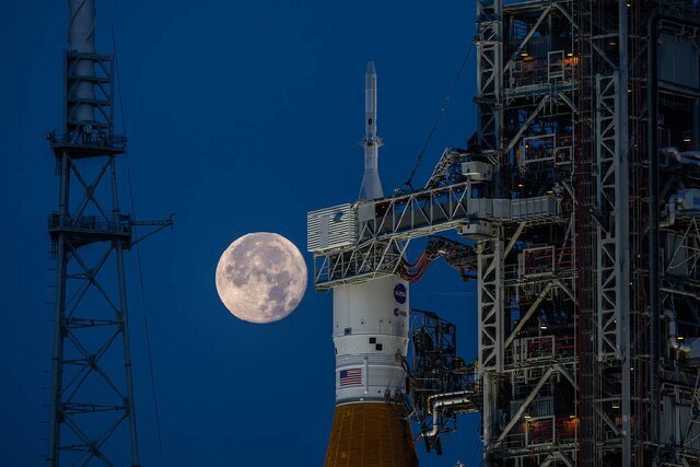 درخشش خیره‌کننده ماه در پس‌زمینه موشک غول‌پیکر آرتمیس/ عکس