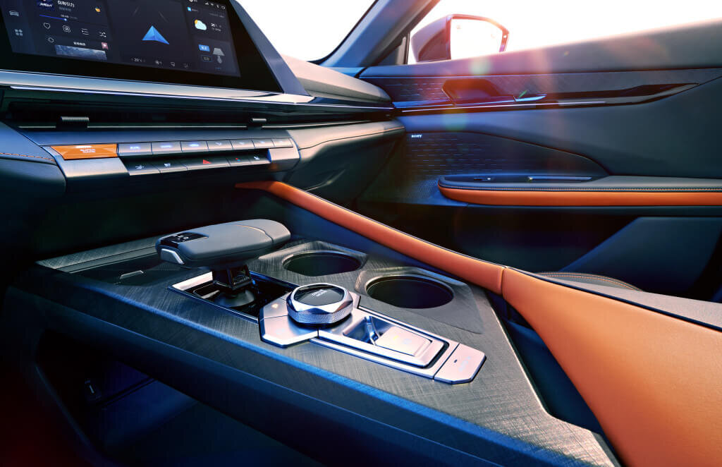 سدان مشهور و خوش خط و خال چینی به ایران میآید/عکس