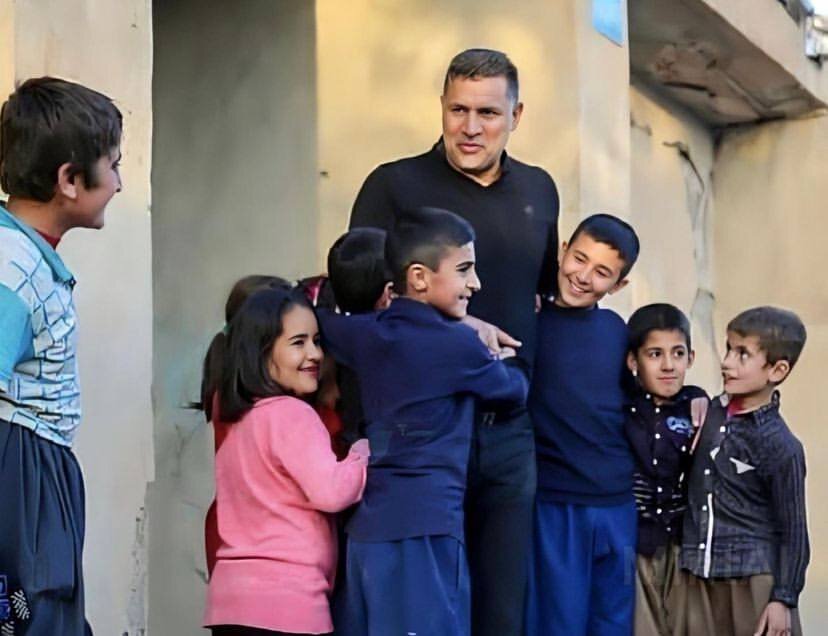 عکس| علی دایی محبوب کودکان دهه ۹۰