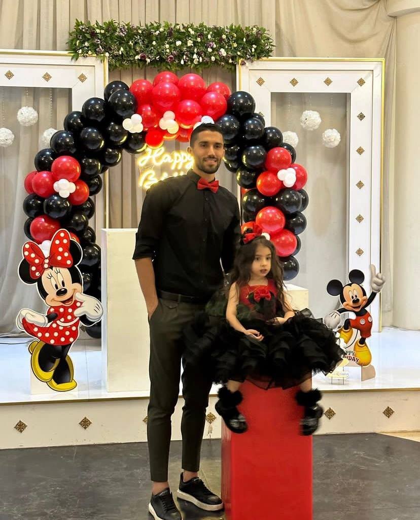 عکس| تولد پدر و دختری کاپیتان استقلال با پاپیون قرمز!