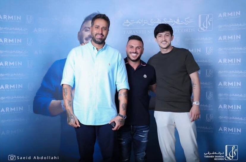 عکس| دیدار سردار آزمون با آرمین زارعی در پشت صحنه کنسرت