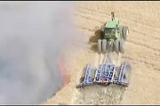 ببینید | مهار آتش توسط کشاورز باهوش