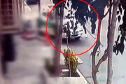 ببینید | حمله جوان قداره‌کش به ماشین پلیس در شهرک گلستان