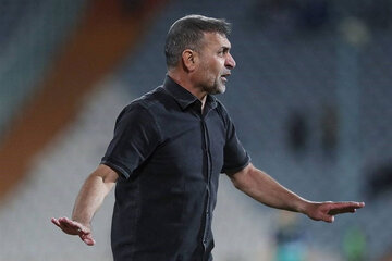 روایت عجیب سرمربی صنعت نفت آبادان از بازیکن و خانوادهی چاقوکش! روایت عجیب سرمربی صنعت نفت آبادان از بازیکن و خانوادهی چاقوکش!