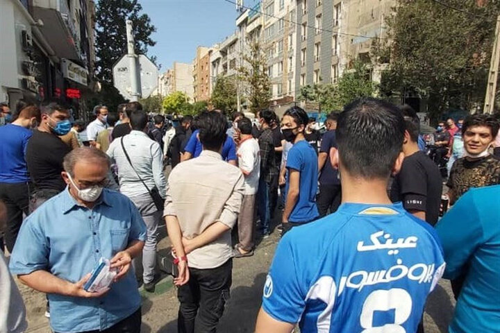 ببینید | تشویق جانانه نکونام توسط هواداران استقلال در روز شکایت از مدیران!
