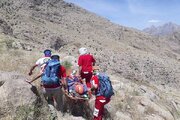نجات فرد سقوط‌ کرده از ارتفاعات در روستای آویزر جاده چالوس