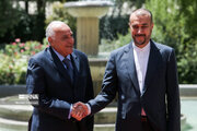 وزير الخارجية الإيراني يلتقي نظیره الجزائري