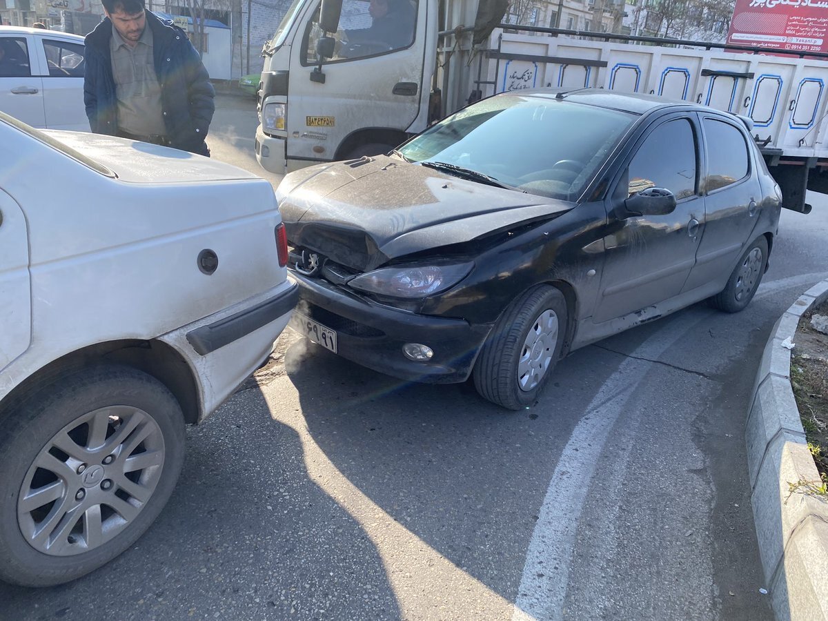 عکس | خسارت عجیب پژو ۲۰۶ در برخورد ساده با پژو ۴۰۵ روی سرعت ۳۰ کیلومتر بر ساعت!