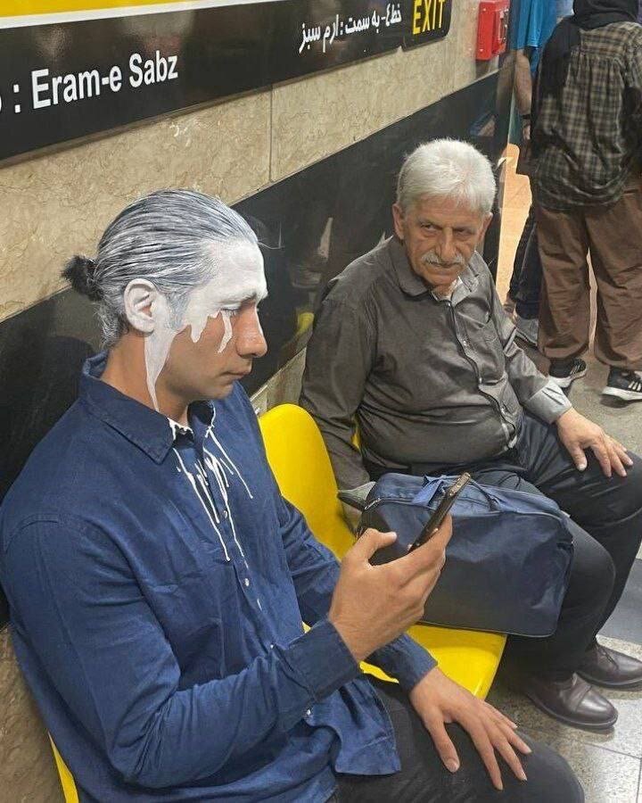 افرادی با ظاهر عجیب در متروی تهران/ عکس