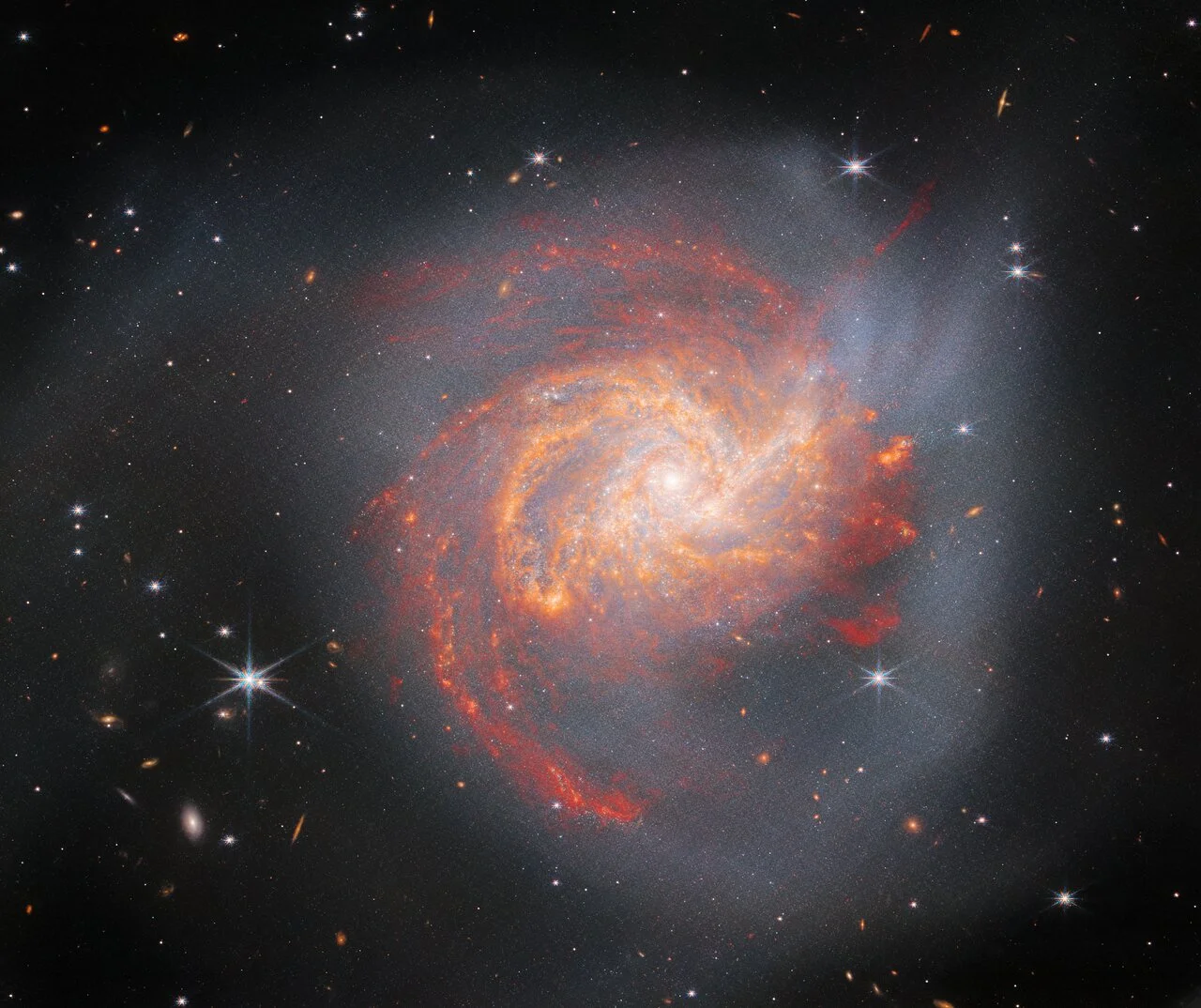 عکس |‌ یک کهکشان، دو نما؛ تصویری که «هابل» و «جیمزوب» ثبت کرده‌اند