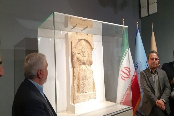 رمزگشایی از سنگ نگاره ساسانی ؛ مرد ایستاده در سنگ نگاره کیست؟