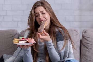 چرا استرس باعث پرخوری می‌شود؟/ غذا یا ابزار بقا؟/ فلسفه «پرخوری عصبی» چیست؟