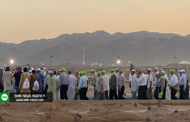 قبرستان بقیع شلوغ‌تر از گذشته / حسرت بانوان پشت درهای بقیع / عکس 4