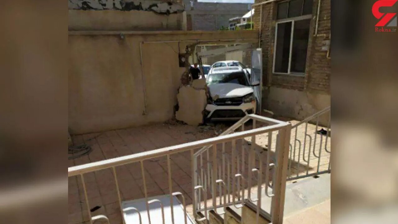 اشتباه فاجعه بار راننده امویام ؛ راننده بهجای ترمز گاز داد و وارد یک خانه شد/ عکس