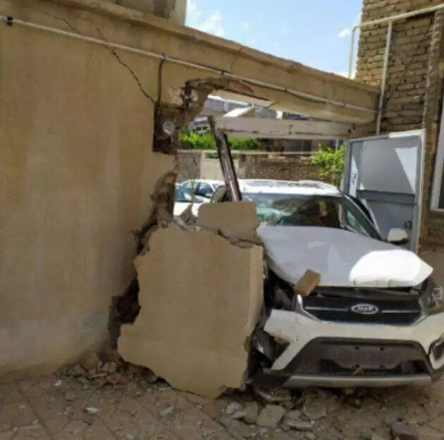 اشتباه فاجعه بار راننده امویام ؛ راننده بهجای ترمز گاز داد و وارد یک خانه شد/ عکس