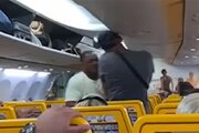 ببینید | کتک‌کاری وحشیانه مسافر آمریکایی و انگلیسی بر سر صندلی در هواپیما!