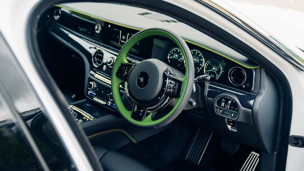 همه رولزرویسهای خاص یکجا جمع شدهاند/ استثناییترین ماشینهای لوکس دنیا/عکس