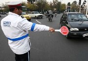 عکس | تصویر جالب از کمک پلیس راهور به یک زن در تهران برای پنچرگیری