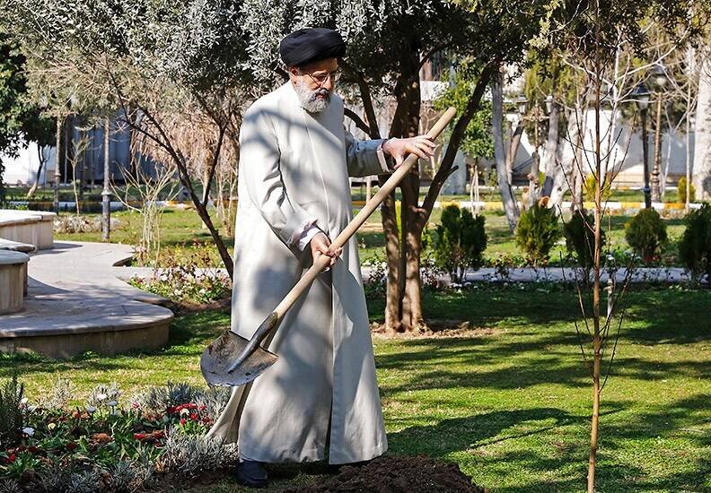 ببینید | کاشت اولین نهال فراسرزمینی ایران در پایتخت اوگاندا توسط رئیسی