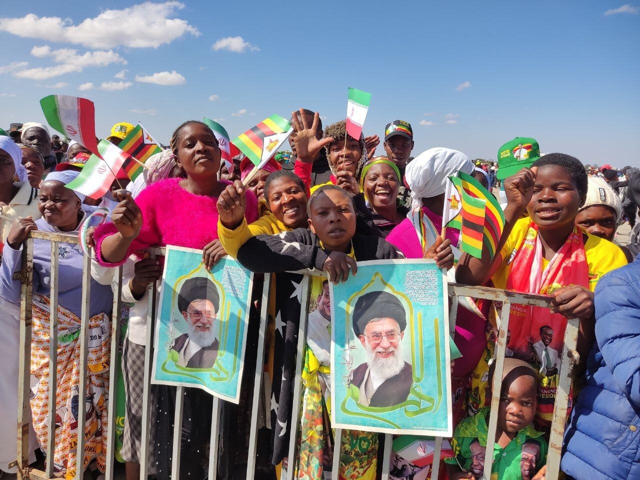 گزارش تصویری استقبال مردم زیمبابوه از رئیسجمهور با عکسهای رهبر انقلاب