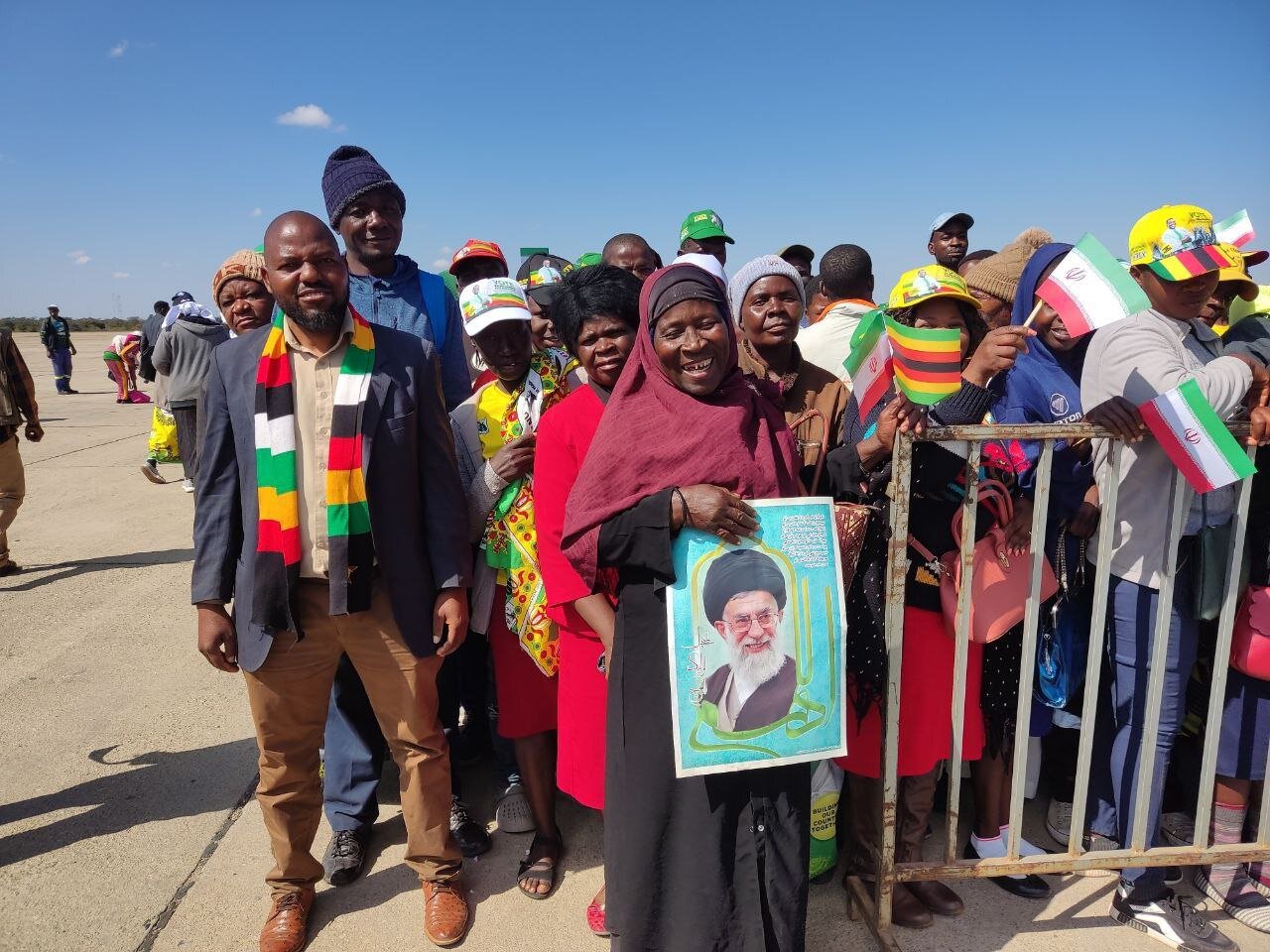 گزارش تصویری استقبال مردم زیمبابوه از رئیسجمهور با عکسهای رهبر انقلاب