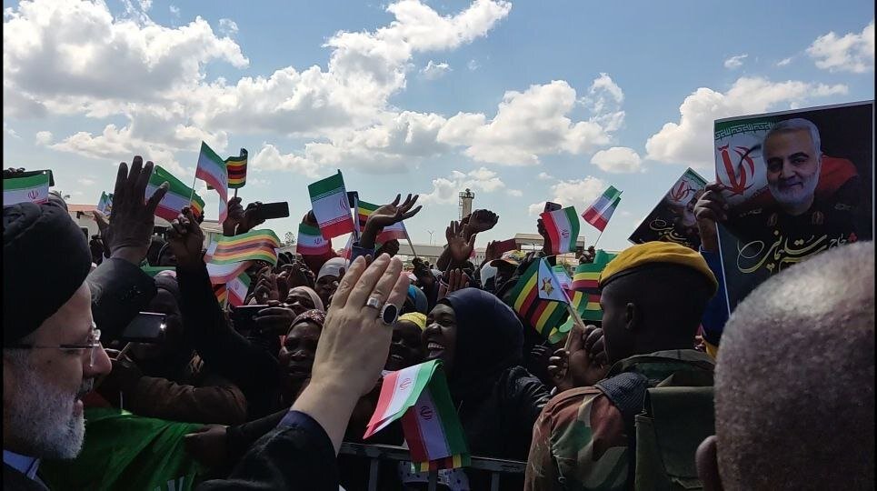 گزارش تصویری استقبال مردم زیمبابوه از رئیسجمهور با عکسهای رهبر انقلاب